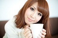 女性コーヒーを持つ.jpg